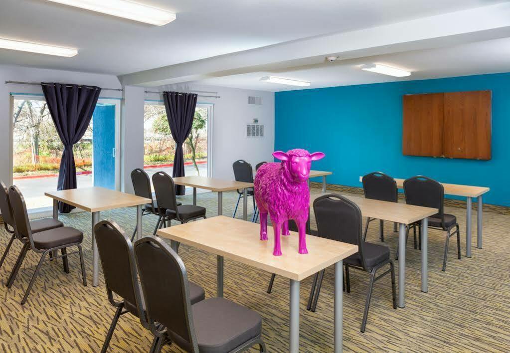 Aae Austin'S Travelodge Экстерьер фото